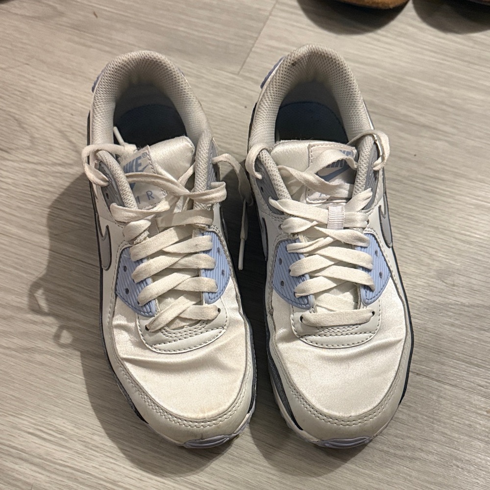 Women’s Nike Air Max 90’ white wolf gray photon dust great condition!